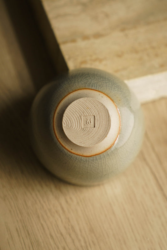 Teacup with wired foot