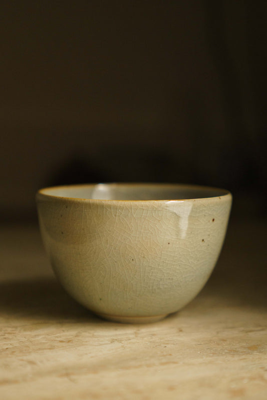 Teacup with wired foot