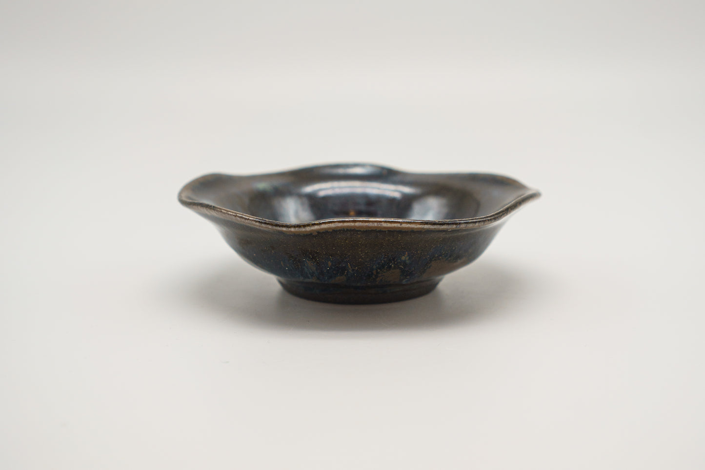 Wavy Rim Bowl with Flowing Gold
